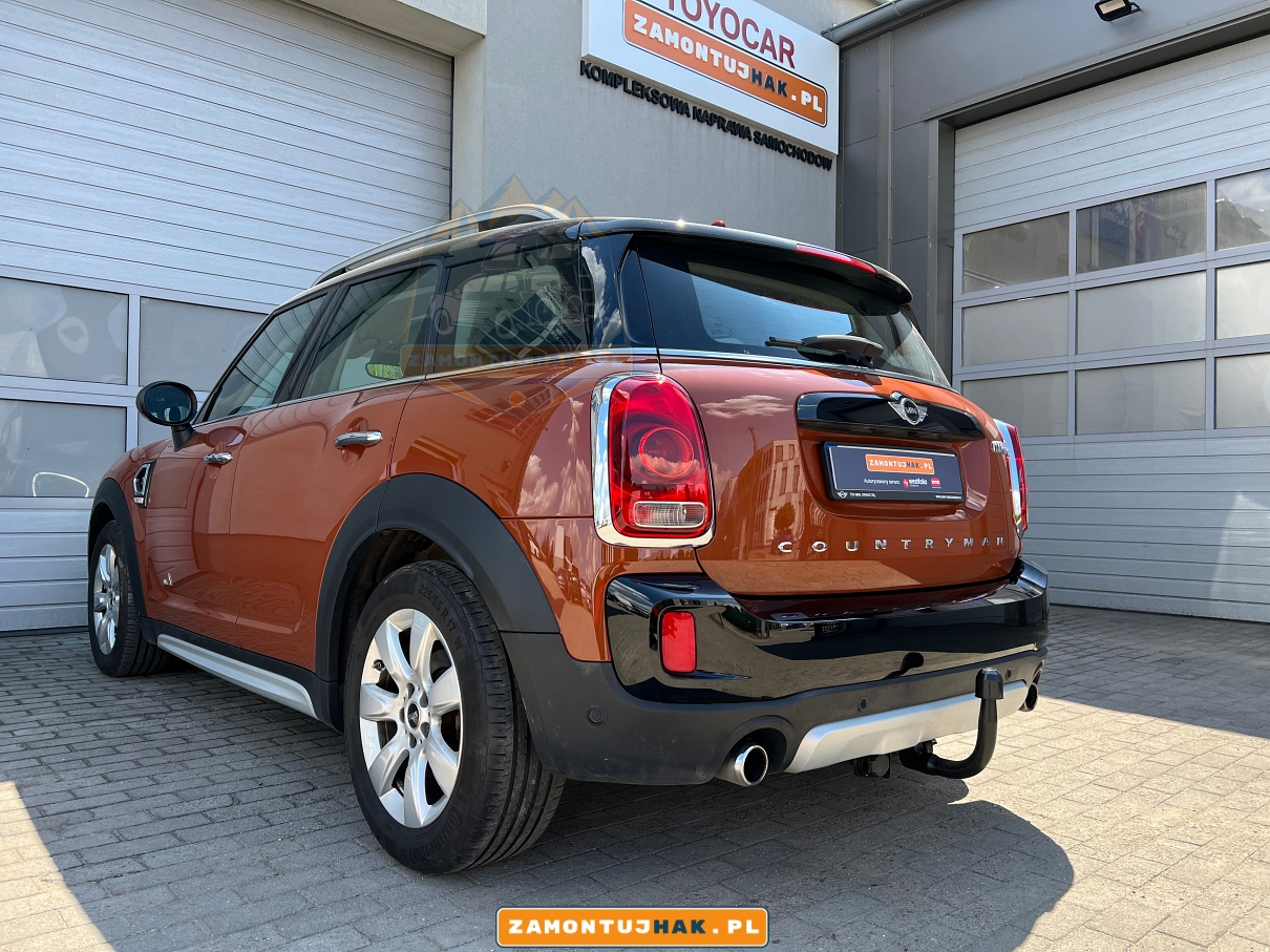 na zdjeciu samochod mini countryman cooper s all4 z hakiem holowniczym wypinanym pionowo zamontowanym w serwisie w poznaniu zamontujhak.pl